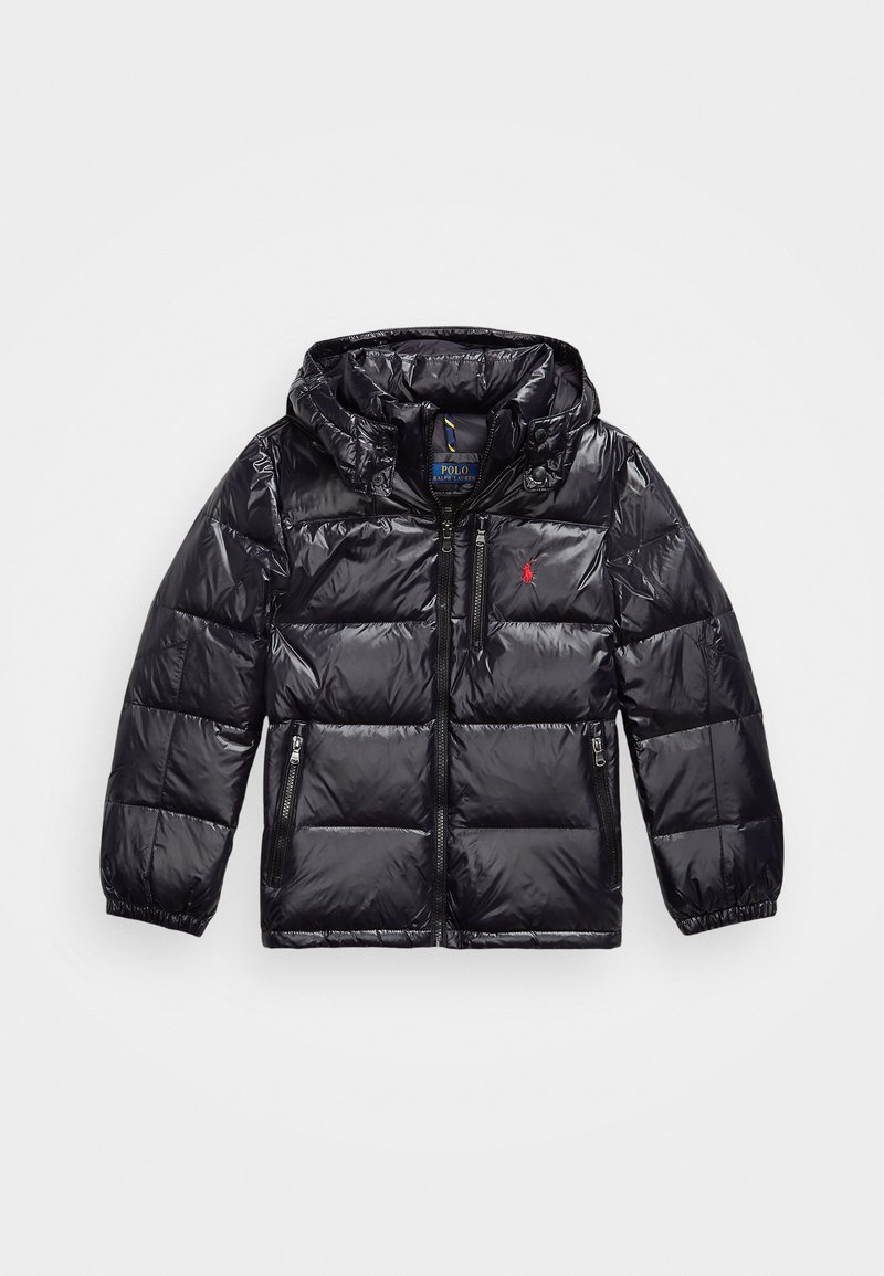 Veste doudoune noire avec une texture brillante, capuche, poches zippées et un petit logo rouge sur la poitrine gauche. Design structuré et matelassé.