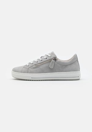Lysegrå ruskind lavtop sneaker med hvid sål, snørelukning foran og sides lynlåse detalje mod en plain hvid baggrund.
