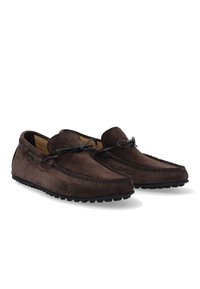 Braune Wildleder-Slipper haben eine abgerundete Zehenpartie, gestickte Details, dekorative Schnürsenkel und eine Gummisohle mit kleinen Profiltellern.