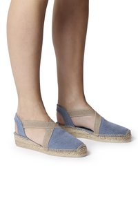 Modré plátenné espadrilky s elastick�ými krížovými popruhmi a juta podrážkou. Majú otvorené strany a zaoblenú špičku. Textúrovaný zvršok a tkané detaily.