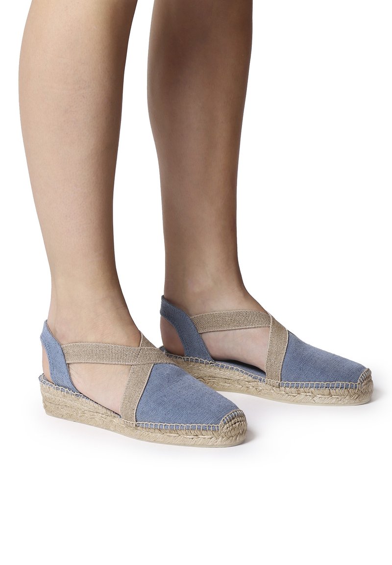Modré plátenné espadrilky s elastickými krížovými popruhmi a juta podrážkou. Majú otvorené strany a zaoblenú špičku. Textúrovaný zvršok a tkané detaily.