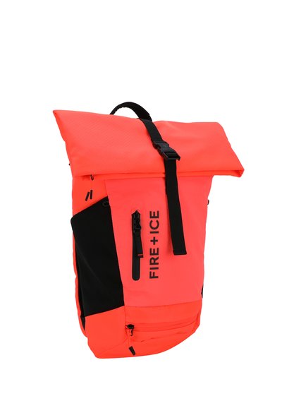 Rucksack mitrollenverschluss in leuchtendem Neonorange, mit schwarzen Akzenten, wasserdichtem Material, verstellbarem Tragegurt und einer Reißverschluss-Vortasche.