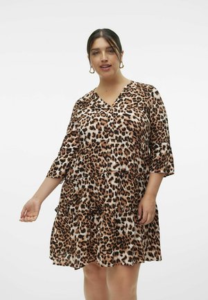 Robe imprimée léopard avec un décolleté en V, des manches trois-quarts, des volants et un tissu fluide dans des tons de marron, noir et crème.