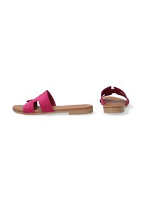 Fuchsia suède instapsandalen met een plat tan kleurig zool. Voorzien van twee brede banden die over de voet kruisen. Open achterkantontwerp voor gemakkelijk aan- en uittrekken.