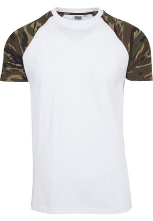 Tricou cu mânecă scurtă, cu corp alb și mâneci cu model de camuflaj. Material din bumbac, gât rotund și fit lejer.