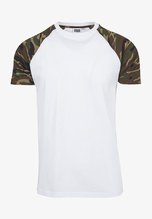 Lühikeste varrukatega t-särk, millel on valge kere ja kamuflaažimuster varrukad. Puuvillane materjal, ümmargune kaelus ja mugav lõige.