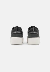 Sneaker in pelle nera e suede con suola platform bianca e linguetta posteriore. Caratterizzate dal logo del marchio impresso sul tallone.