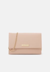 Pochette en simili cuir rose clair, avec une surface texturée. Elle est dotée d'une bandoulière en chaîne dorée et d'une plaque logo rectangulaire dorée.