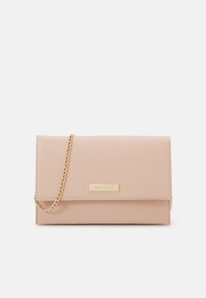 Pochette en simili cuir rose clair, avec une surface texturée. Elle est dotée d'une bandoulière en chaîne dorée et d'une plaque logo rectangulaire dorée.