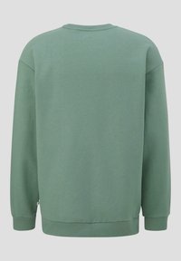 Sudadera verde de tejido suave, con cuello redondo, puños acanalados y una textura lisa sin patrones visibles. Se muestra vista trasera.