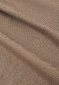 Jasnobrązowa tkanina o gładkiej fakturze i delikatnym prążkowanym wzorze. Materiał wydaje się elastyczny i ma miękkie, matowe wykończenie.