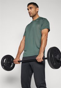 Nike Performance TEE RESET - Spordi T-särk - vintage green/matte silver