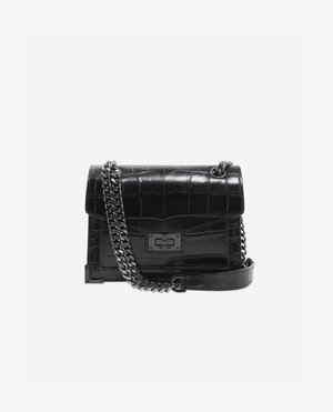 Borsa in pelle nera con texture a coccodrillo, tracolla a catena e pattina rettangolare. Presenta una chiusura metallica e una forma strutturata.