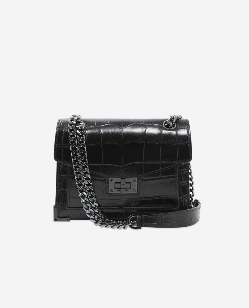 Borsa in pelle nera con texture a coccodrillo, tracolla a catena e pattina rettangolare. Presenta una chiusura metallica e una forma strutturata.
