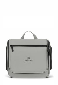 Borsa rettangolare grigia con una texture liscia, dotata di una tasca frontale con zip, dettaglio del logo e accenti laterali neri. Maniglie doppie per il trasporto sulla parte superiore.