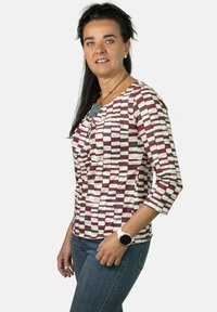 Camisa de patrón multicolor con mangas 3/4 en color marrón, crema y gris, que presenta un escote redondeado y un detalle fruncido en la parte delantera.