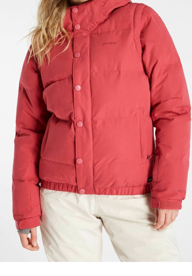 Doudoune rouge avec capuche, dotée de fermetures à boutons et d'une ceinture élastique. Fabriquée en tissu durable avec une texture lisse.