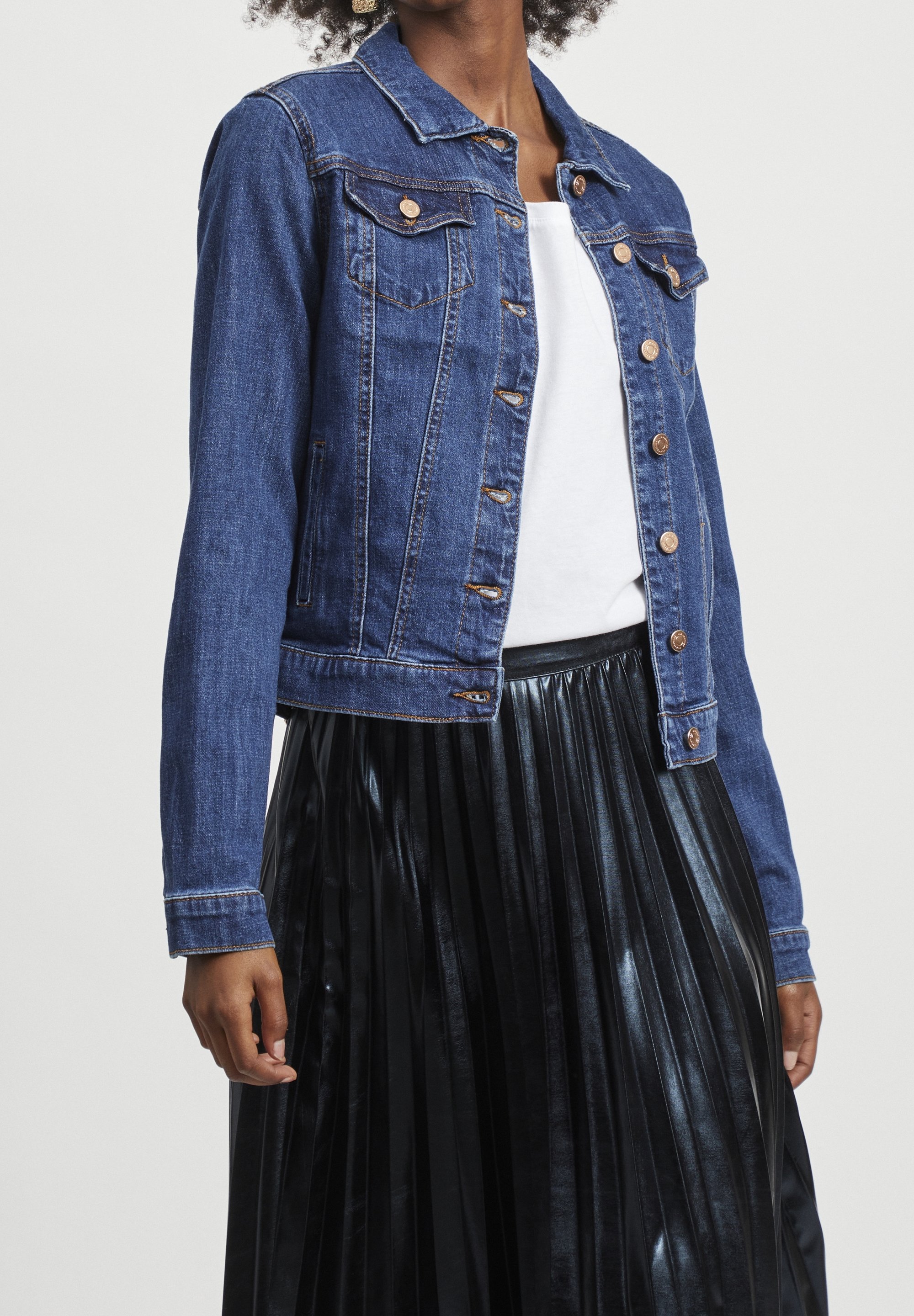 Jeans Maglia Bianca E Giacca Nera Blazer T Shirt Con Giacca Abito