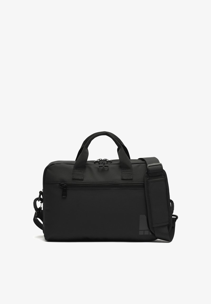 Čierna obdĺžniková aktovka s dvoma rukoväťami, predným vreckom na zips, nastaviteľným polstrovaným ramenným popruhom a nenápadným logom v pravom dolnom rohu.
