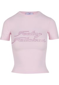 Rožinė trumpa rankovėmis crop top palaidinė, pagaminta iš lygaus audinio, su užrašu "Feeling Reflectious" rhinestone akmenukais, apvaliu iškirpimu.