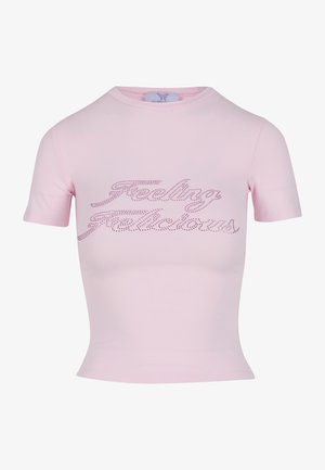 Różowy krótki top z krótkim rękawem, wykonany z gładkiego materiału, z napisem "Feeling Reflectious" z kryształków na przodzie, okrągły dekolt.