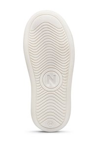 Sole di sneaker in gomma bianca con motivo di trazione ondulato e logo circolare con la 'N' al centro; contrassegnata con '24' vicino al bordo.