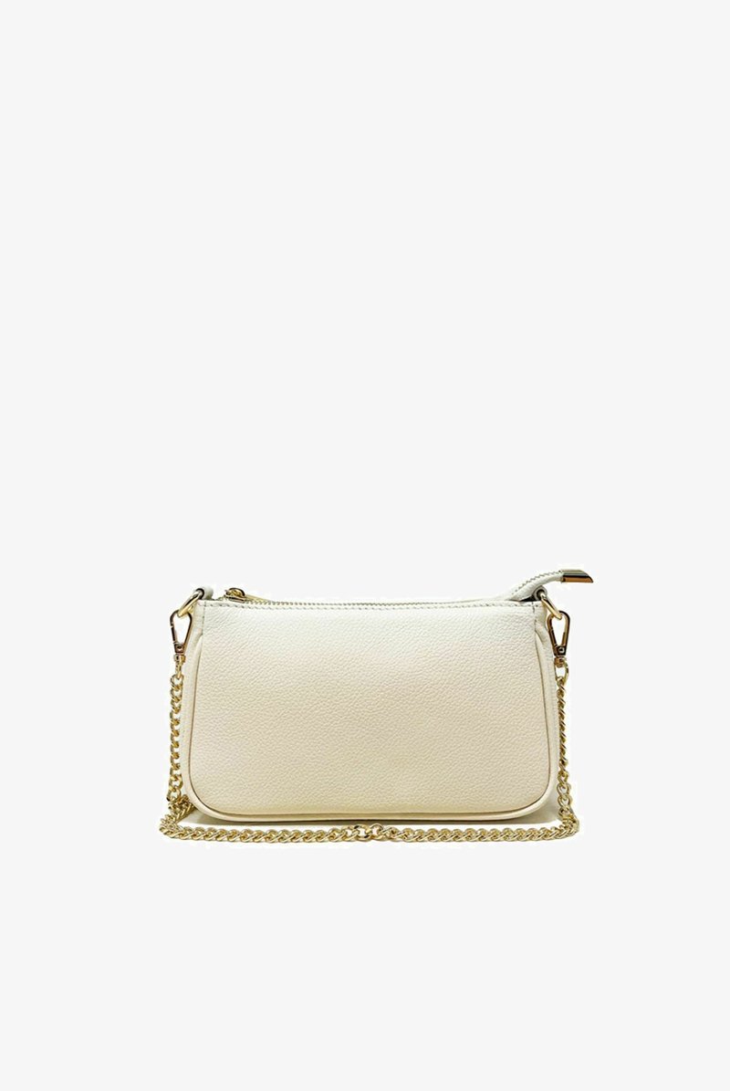 Borsa a tracolla bianca in pelle con superficie texturizzata, tracolla in metallo dorato, chiusura con zip e angoli arrotondati.