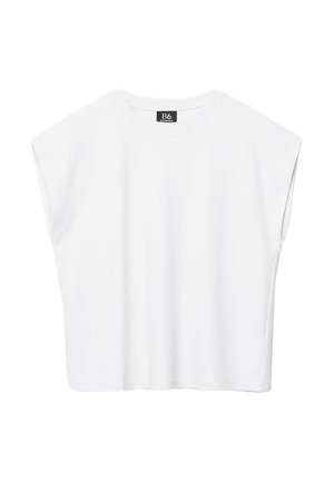 Bílý bezrukávový crop top s plochým výstřihem a širokými rameny, s černou etikou "B6" uvnitř límce.