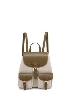 Sac à dos en tissu beige avec rabat en cuir vert olive, fermetures à boucle, deux poches avant et bretelles réglables.