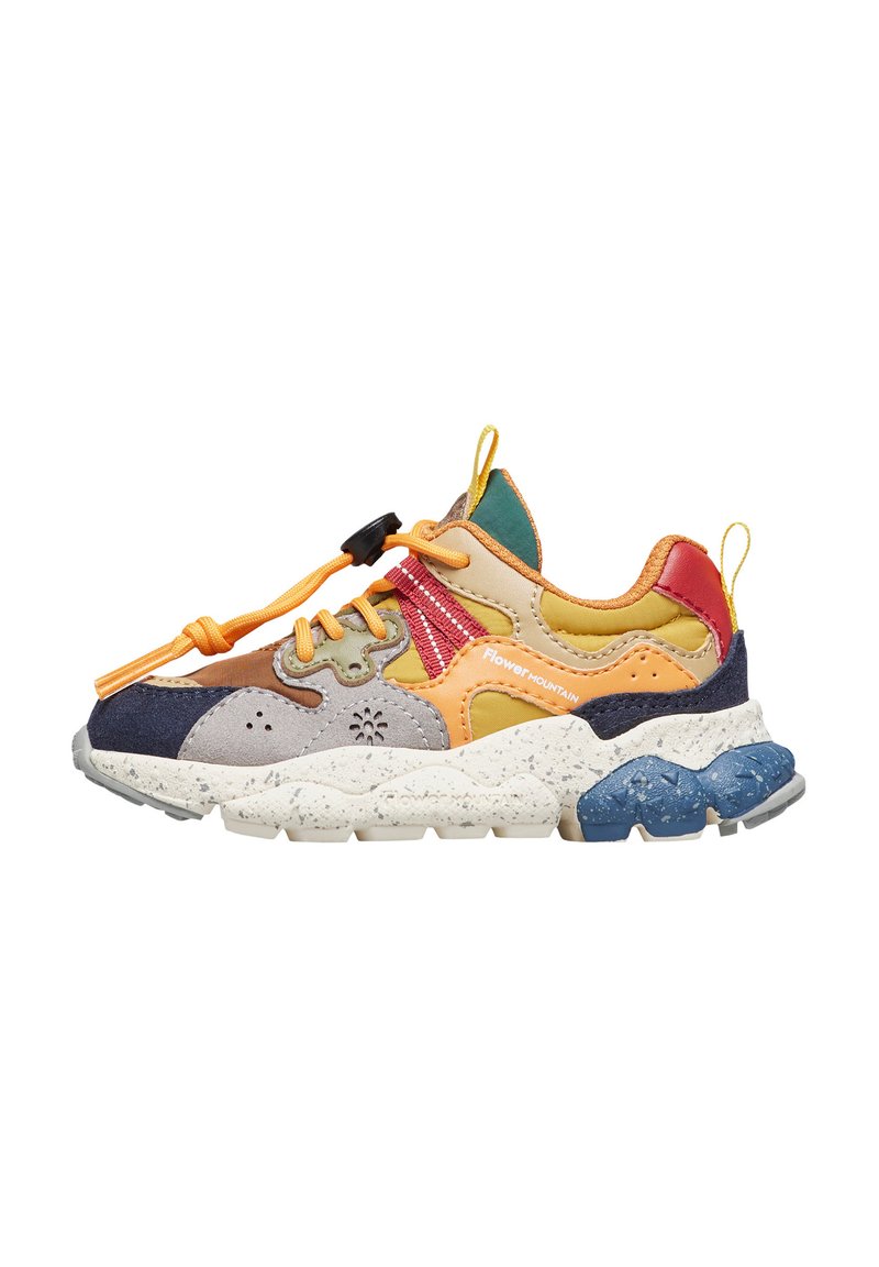 Sneaker chunky multicolore con lacci elastici arancioni, suola bianca maculata, accenti rossi e verdi, e marchio "Flower Mountain" sul lato.
