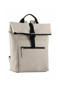 Mochila hecha de material sintético gris claro, con un diseño de parte superior enrollable, cierre de correa negra y bolsillo con cremallera en la parte frontal.
