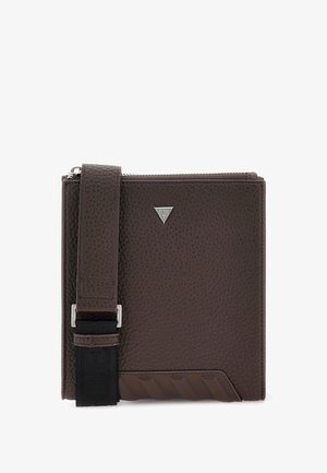 Dunkelbraune, strukturierte Leder-Umhängetasche mit breitem Riemen, silbernem, dreieckigem Guess-Logo und Reißverschluss oben.