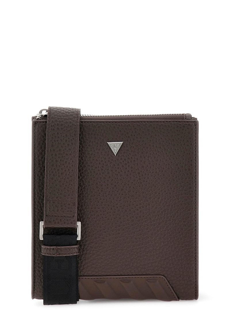 Ciemnobrązowa torba na ramię z teksturowanej skóry, z szerokim paskiem, srebrnym, trójkątnym logo Guess oraz zamknięciem na zamek błyskawiczny na górze.