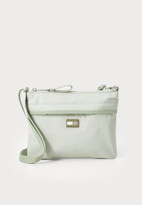 Sac bandoulière en nylon vert clair avec fermeture éclair, bandoulière ajustable et détail en plaqué or. Texture lisse et forme rectangulaire.