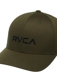 Grøn cap lavet af tekstureret stof, med en buet skygge og et broderet sort "RVCA" logo på forsiden. Ingen yderligere dekorationer.