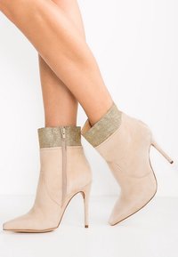MAI PIÙ SENZA Botines de tacón - sand