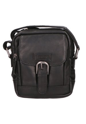 Borsa a tracolla in pelle nera con forma rettangolare, pattina superiore, hardware argentato e dettaglio con fibbia frontale. Include una tracolla regolabile e tasche con zip.