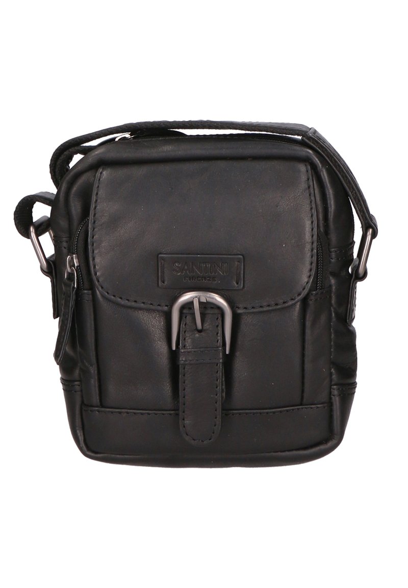 Borsa a tracolla in pelle nera con forma rettangolare, pattina superiore, hardware argentato e dettaglio con fibbia frontale. Include una tracolla regolabile e tasche con zip.