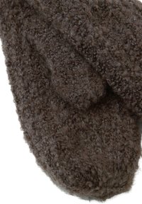 Chaussons en tricot marron avec une surface texturée et duveteuse, présentant un bout arrondi et une apparence douce et confortable.