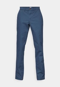 Pantalon chino bleu marine en coton léger. Coupe droite avec une fermeture à bouton et des poches latérales. Texture lisse sans motifs visibles.