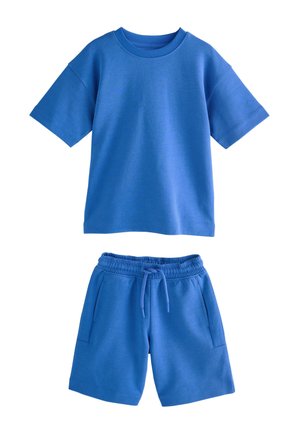 Enkel blå t-shirt med korte ærmer kombineret med matchende blå elastiske shorts med snøre i taljen og sidelommer.