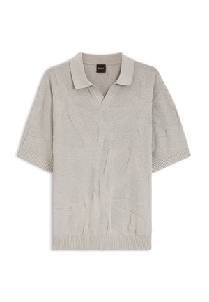Polo gris clair à manches courtes avec motif texturé, bords-côtes aux poignets et à l'ourlet, et col ouvert avec une étiquette noire BOSS à l'intérieur de l'encolure.