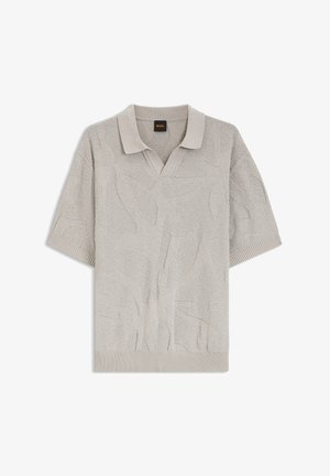 Polo gris clair à manches courtes avec motif texturé, bords-côtes aux poignets et à l'ourlet, et col ouvert avec une étiquette noire BOSS à l'intérieur de l'encolure.