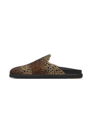 Slip-On-Mule mit schwarzer Sohle und Obermaterial, das mit einem Muster aus goldenen und braunen metallischen Nieten bedeckt ist.