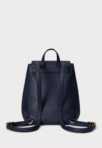 Ναυτικό μπλε σακίδιο από δέρμα με υφή, ρυθμιζόμενους ιμάντες, χερούλι στην κορυφή και χρυσές μεταλλικές λεπτομέρειες.