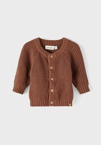 Bruine gebreide cardigan met korte mouwen, ronde hals, houten knopen, ribbelzoom en een textuurpatroon door het geheel.