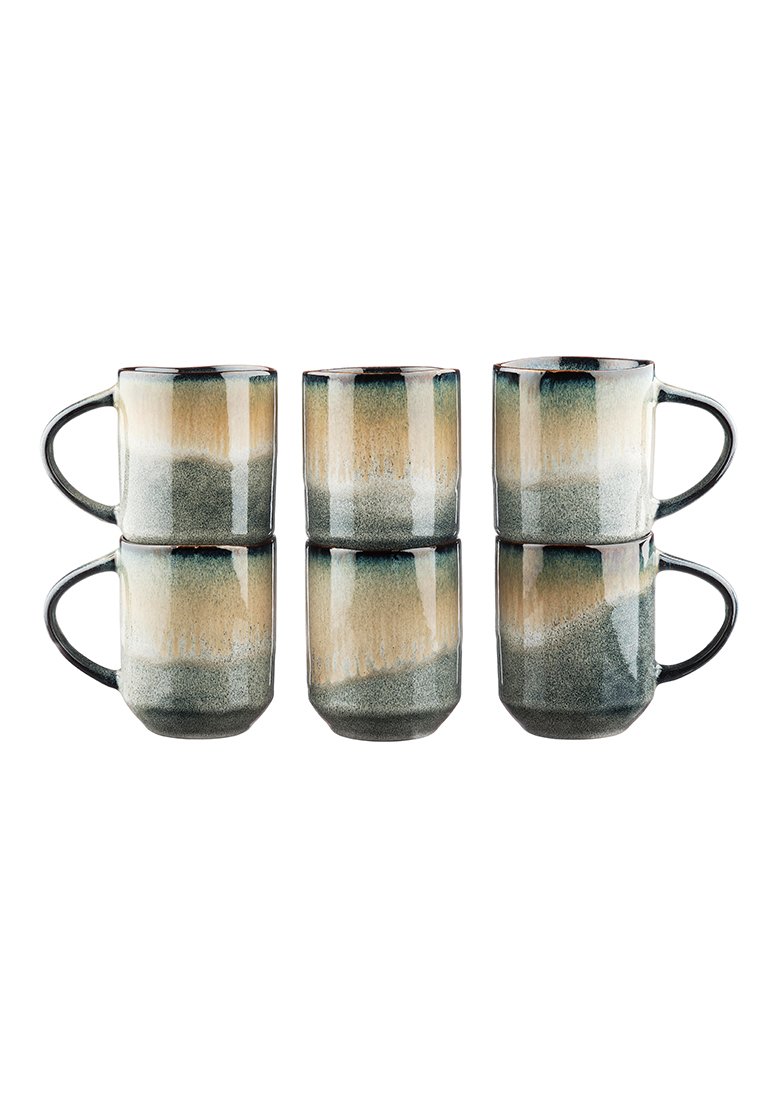 Ceramiczne kubki w ułożonych stosach, z błyszczącym, gradientowym wzorem w ziemistych odcieniach beżu, zieleni i błękitu. Czarna rączka i akcenty.