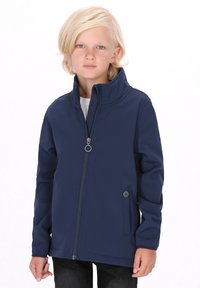 Jachetă softshell navy cu guler înalt, fermoar frontal și buzunare laterale. Textură netedă, design ajustat, potrivită pentru ținute casuale.