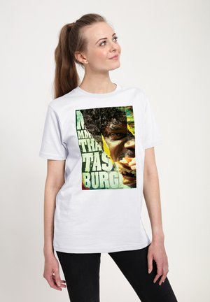 Weißes Baumwoll-T-Shirt mit einem farbenfrohen Druck eines Gesichts und fettem Text. Das Design umfasst lebendige Grüntöne, Gelb und Rot.