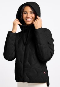 Czarna pikowana kurtka puchowa z dopasowanym kapturem, zamkiem błyskawicznym z przodu oraz teksturowanym wzorem fal. Posiada markowe zamki i metkę z boku.